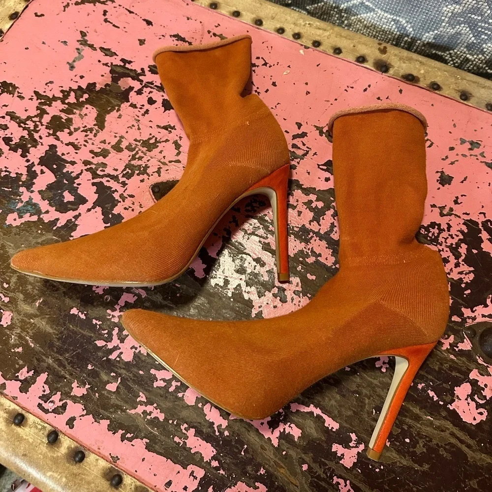 BEBO Women’s unique orange sock high heels sz 7